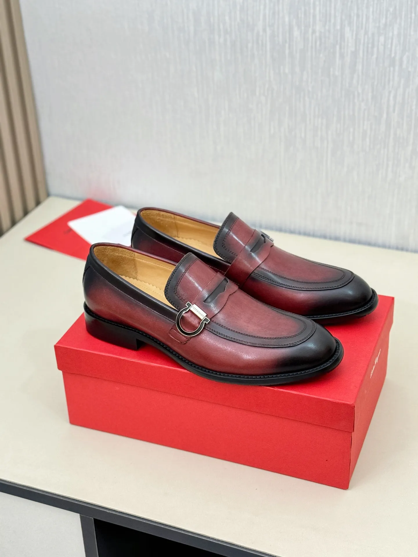 [Ferragamo] P: 560💰 Number of yards: 38~44 (45 orders are non-returnable) Ferragam's new men's formal leather shoes, the fabric is made of imported cowhide, with visible texture, heavy-duty stitching, dyed calfskin inside, standard logo cowhide feet, big-name experience, soft and comfortable on the feet, a men's favorite, special non-slip and wear-resistant rubber soles, easy to handle various occasions, with original box packaging!